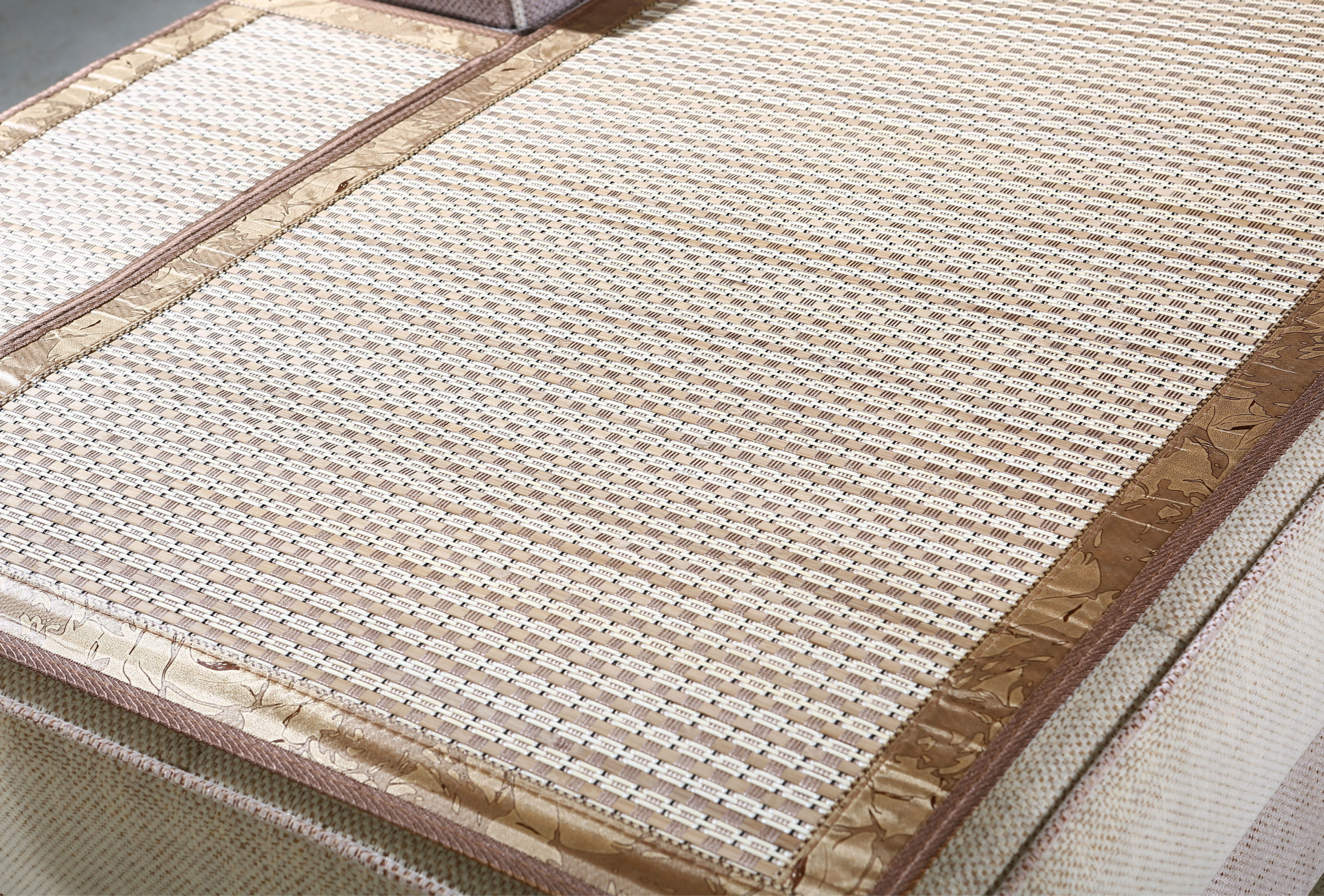 坐垫采用双面设计,棉麻面料,凉席,让您真正感受舒适舒爽