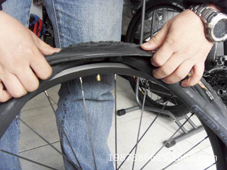 新款修自行车补胎组合工具 自行车补胎胶片套装 自行车补胎搓批发