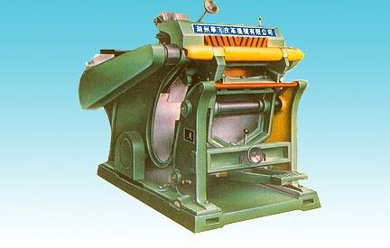 并结合我公司多年设计生产皮革机械的经验而研制的一种新型削匀机