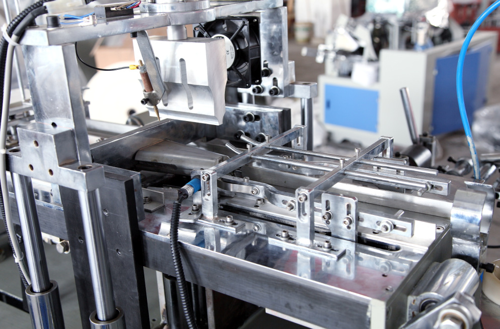 义博会厂家直销茶水纸杯成型机,全自动中速饮料纸杯成型机