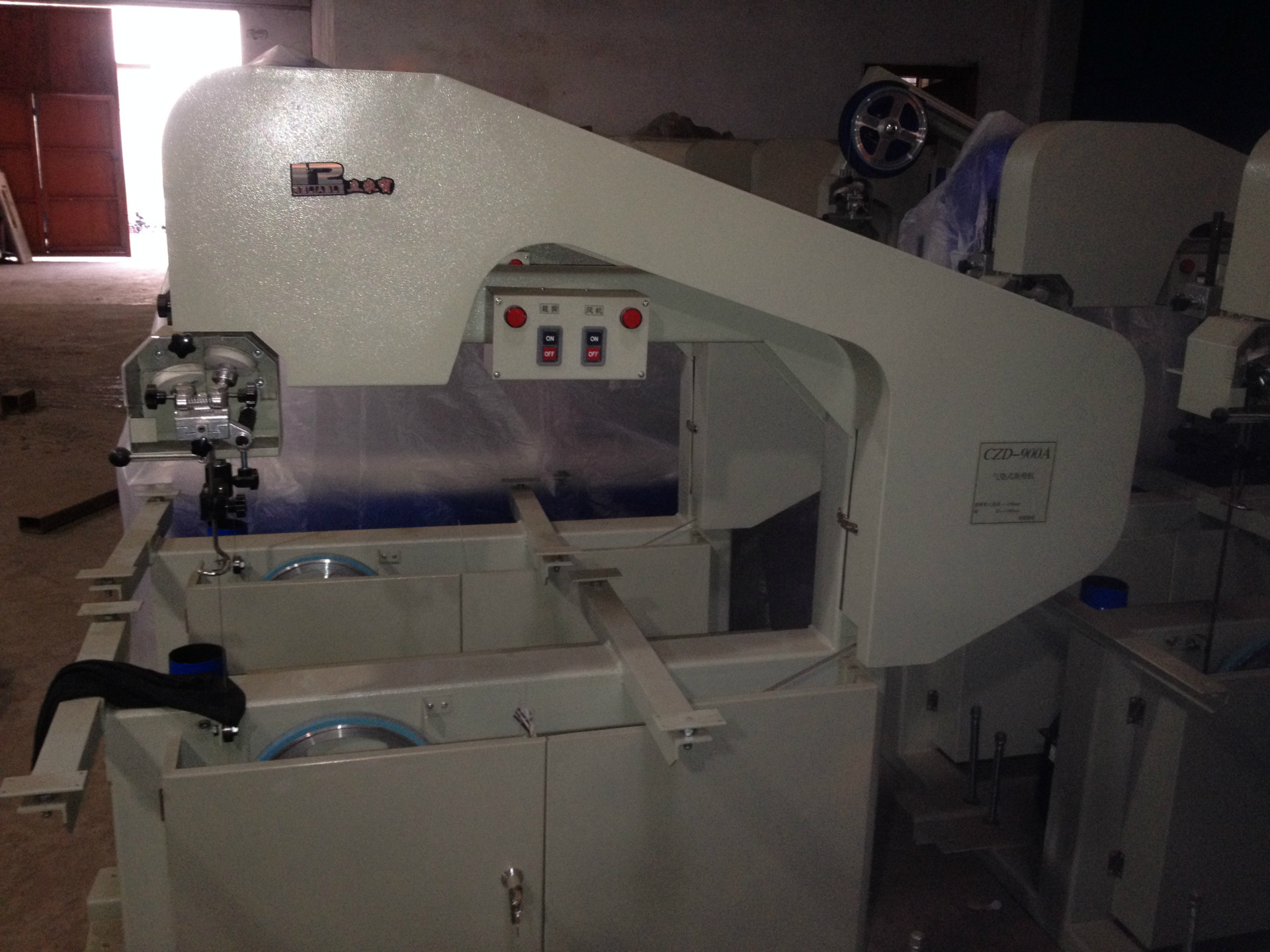 立来宝牌,服装裁剪机,钢带机,厂家自销!