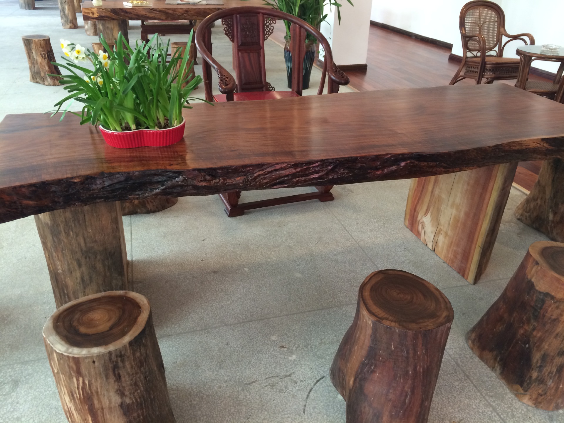 厂家生产相思木不带雕刻办公台湖州南浔建材市场