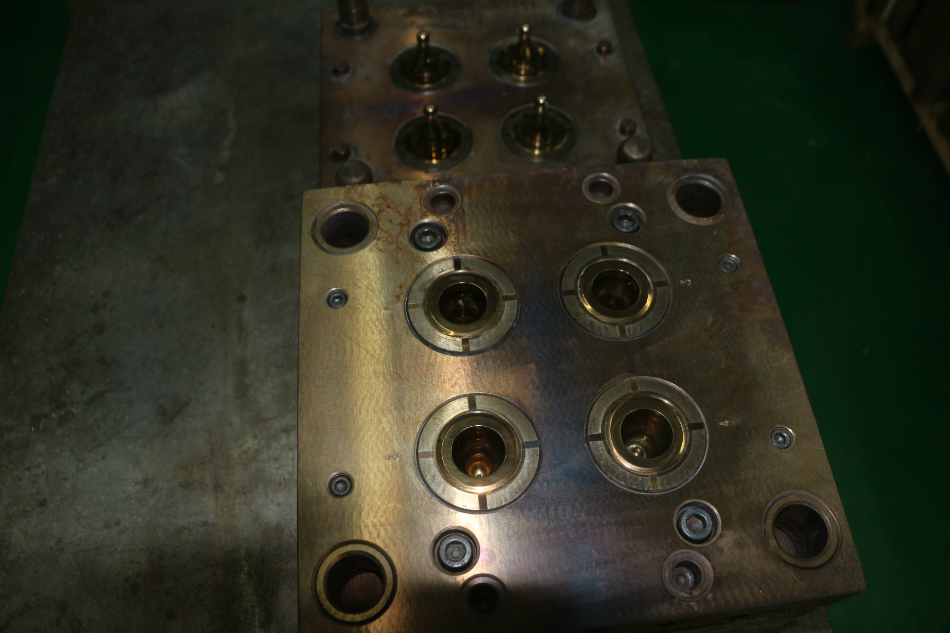 专业设计液体硅胶标口奶嘴模具.塑胶,塑料模具