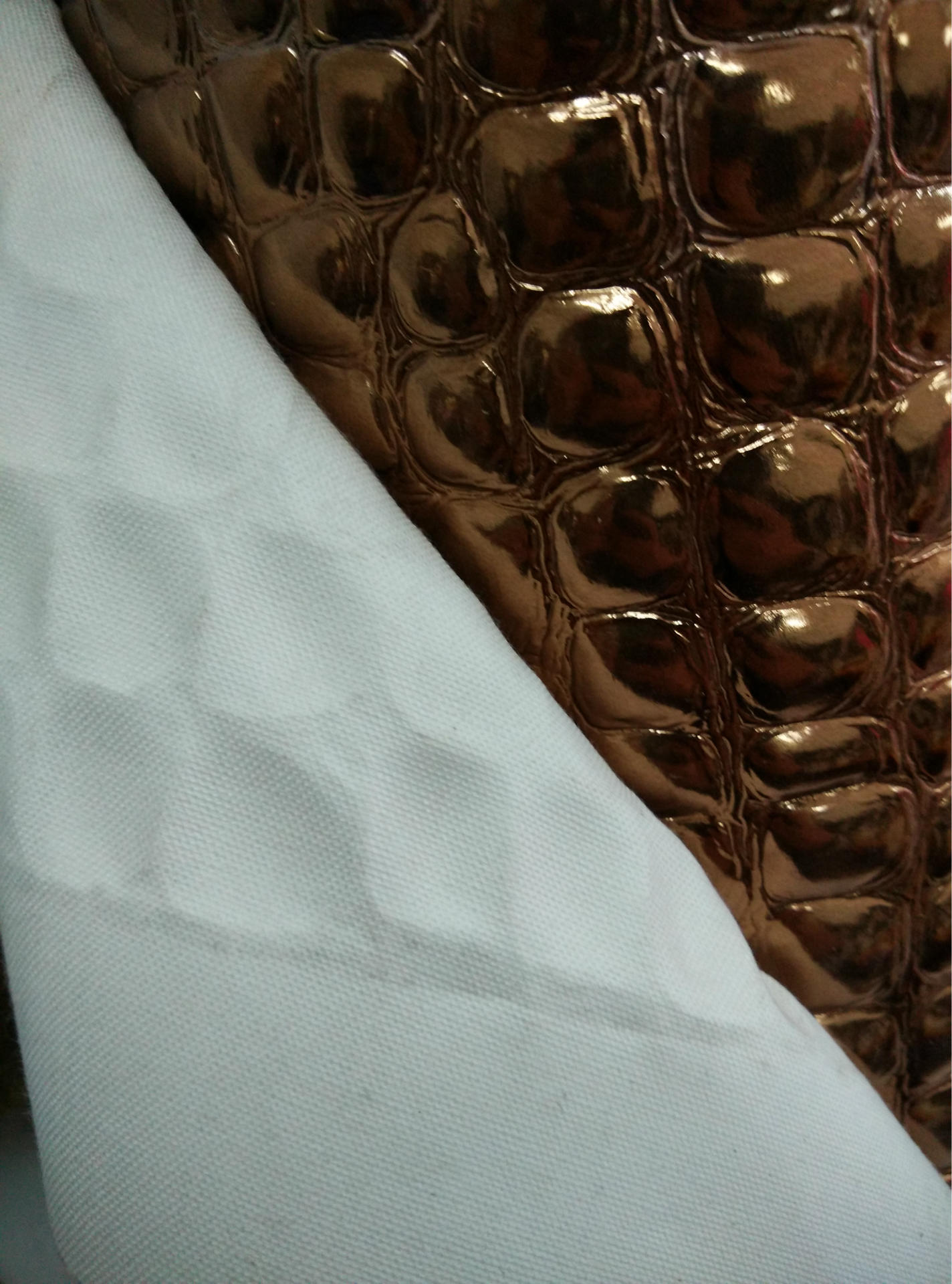 最新上新 镜面凹凸纹鳄鱼纹 pu革人造皮革皮料t/c布底 现货批发