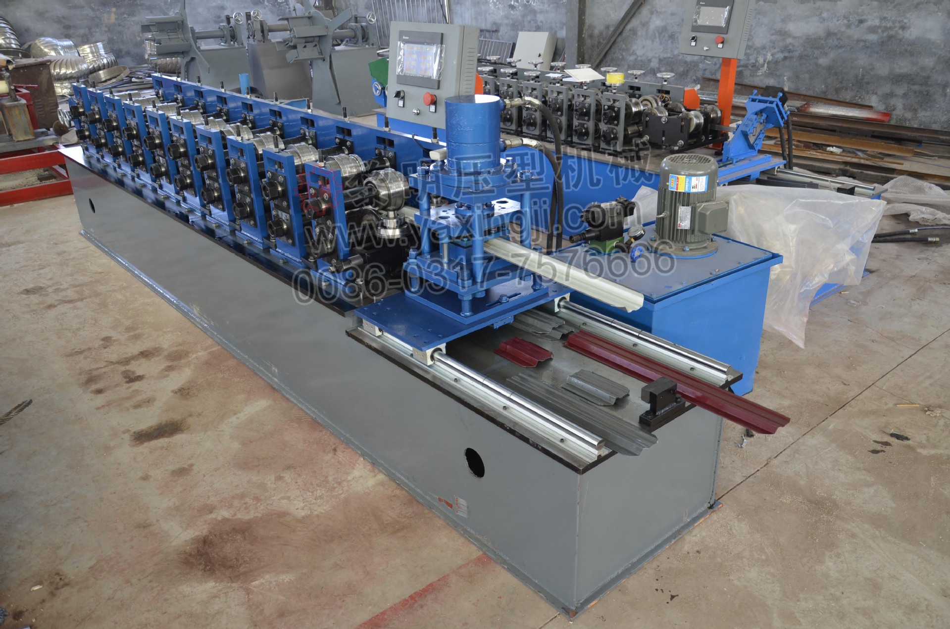 金属围栏篱笆墙护栏板压型设备 插地式金属篱笆板材压型机