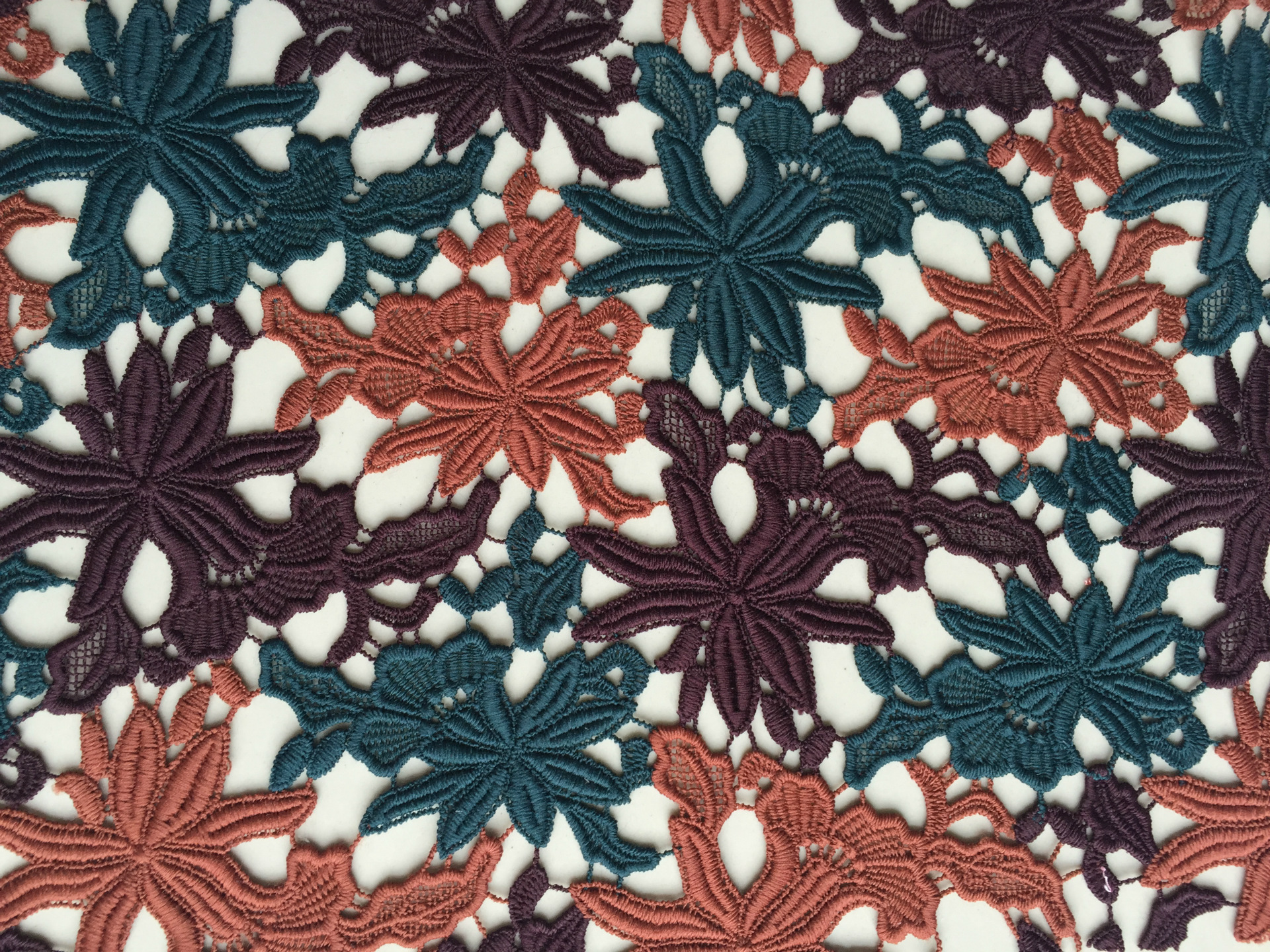 2015年最新多色水溶绣花面料 100%涤纶 4色 6色 9色水溶绣花布