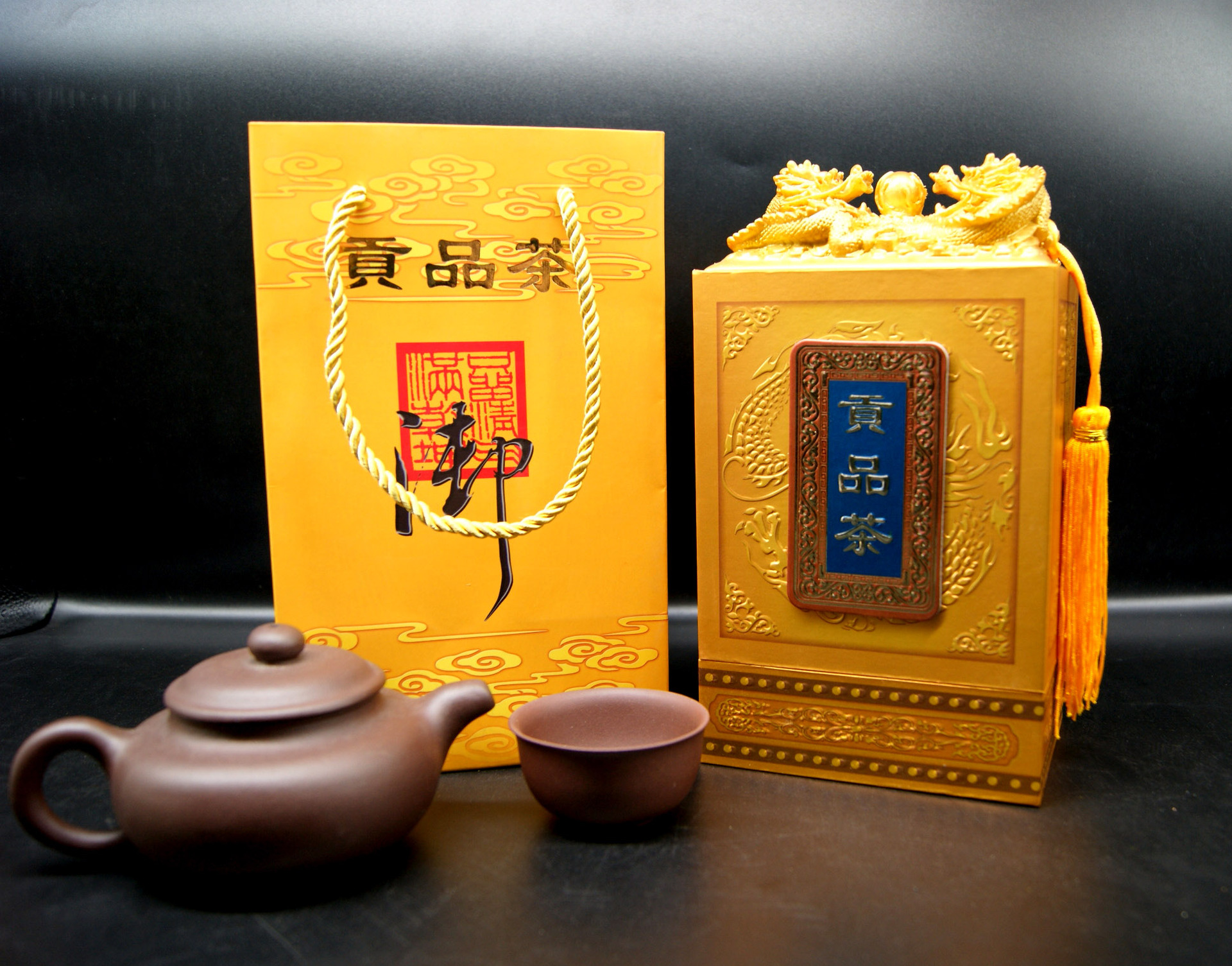 而等到茶叶表面变红色,芽叶由白色转成浅褐色,表面有油光时,此时茶