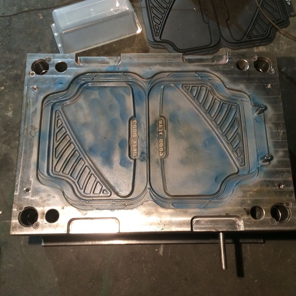 优秀pvc tpr注塑汽车脚垫模具 汽车挡泥板模具专业设计制造商_塑料模