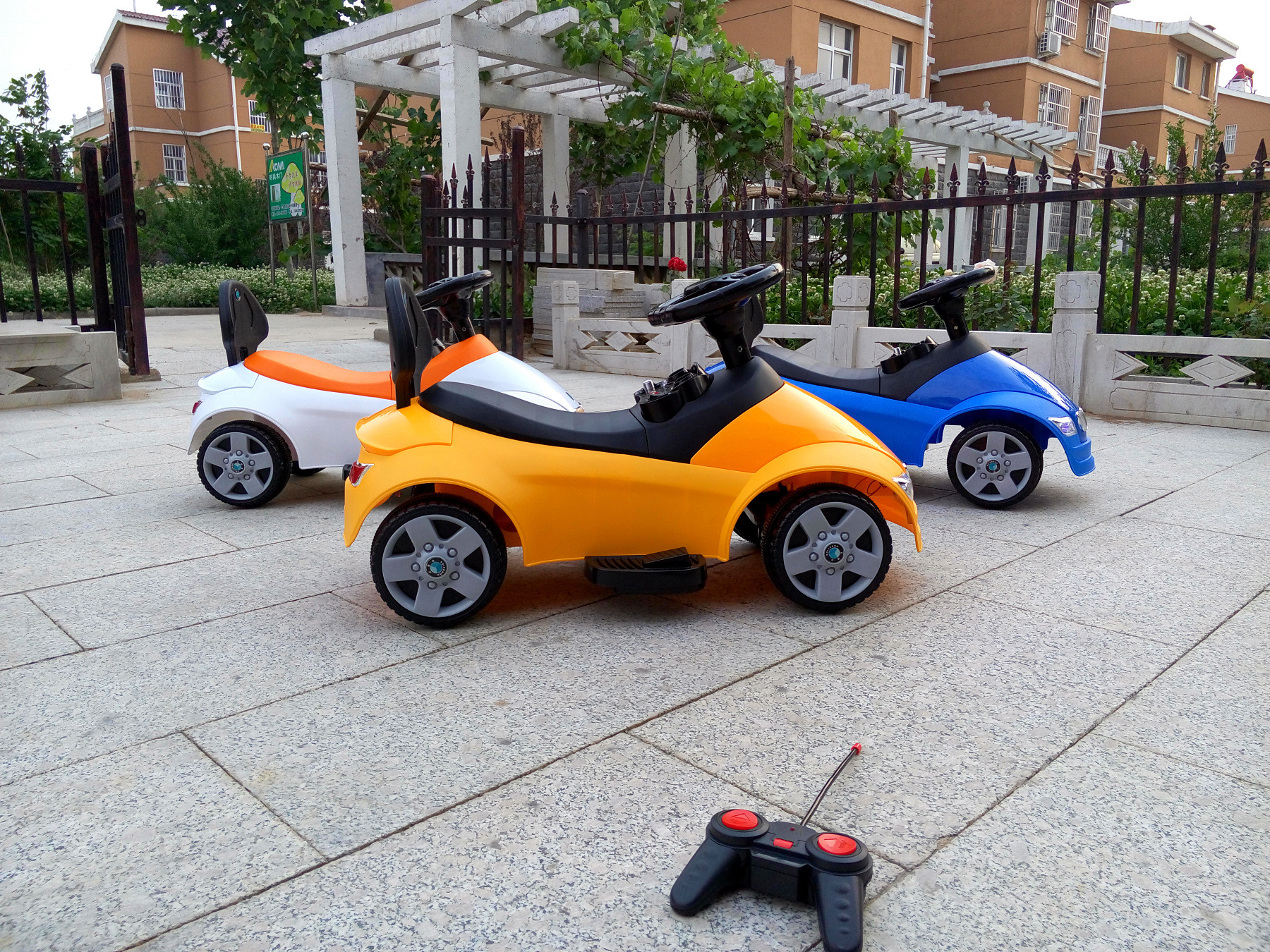 新款儿童电动车四轮童车可坐宝宝玩具车带遥控双驱小孩电动汽车