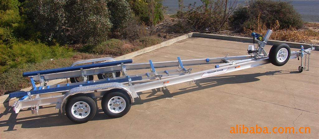 游艇拖车的地位独特,涉及面广,作用巨大.